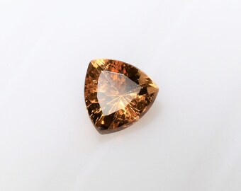 Garnet Hessonite trillion 6 mm, this stone from Quebec, Canada for collector is shiny and weighs almost 1 carat