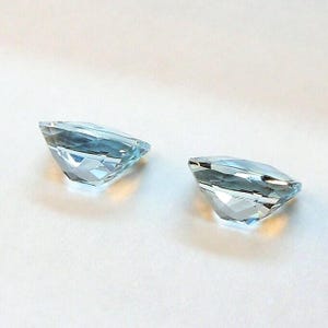Este par de berilos alargados de color azul hielo, con talla cojín, miden 7,1 x 9,0 mm y pesan 3,74 quilates. imagen 7