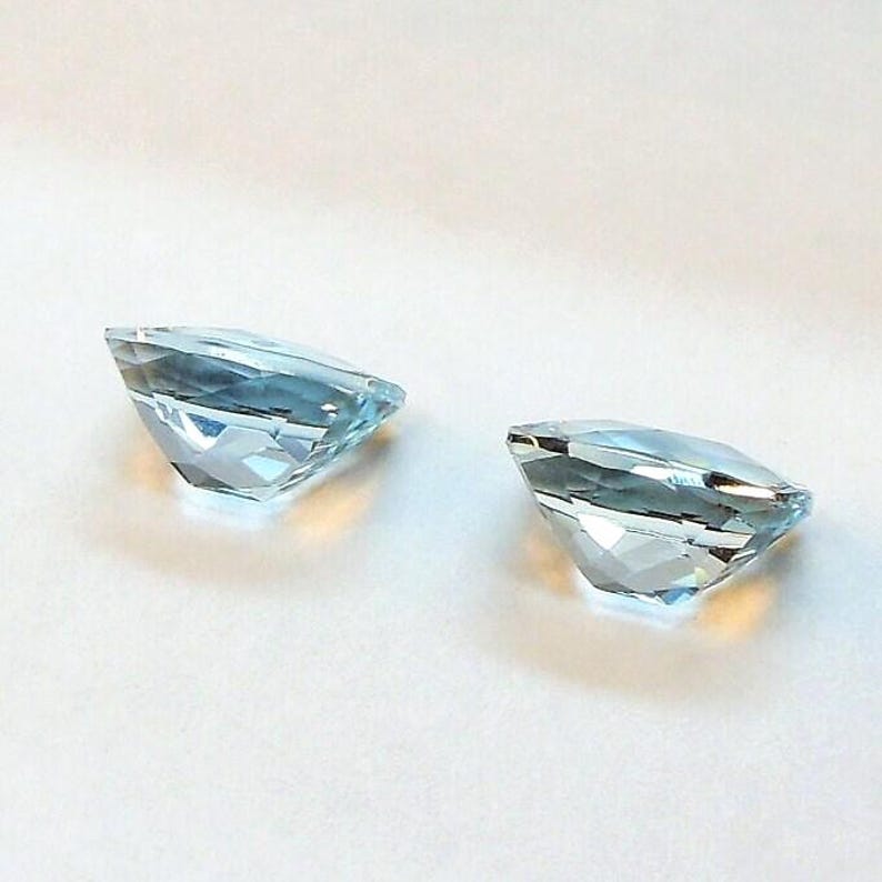 Este par de berilos alargados de color azul hielo, con talla cojín, miden 7,1 x 9,0 mm y pesan 3,74 quilates. imagen 7