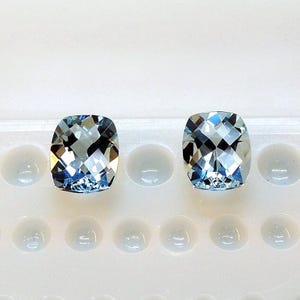 Este par de berilos alargados de color azul hielo, con talla cojín, miden 7,1 x 9,0 mm y pesan 3,74 quilates. imagen 2