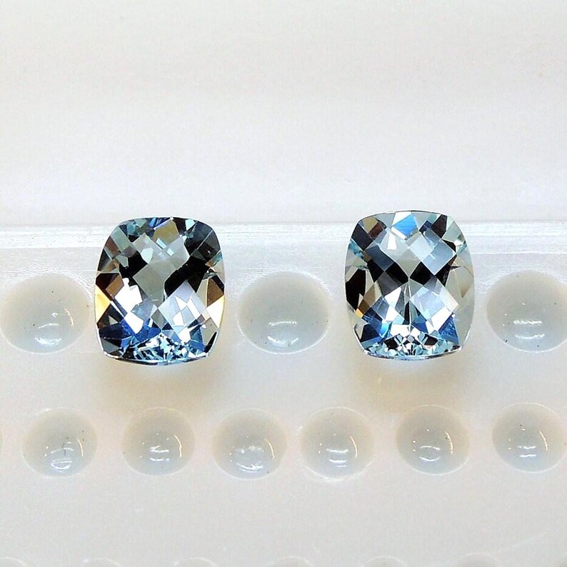 Este par de berilos alargados de color azul hielo, con talla cojín, miden 7,1 x 9,0 mm y pesan 3,74 quilates. imagen 2