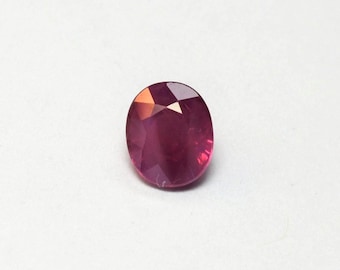 Rubis rouge rose avec bande laiteuse, cette pierre ovale 6x5 mm pèse 1.01 carat et provient d'Afrique