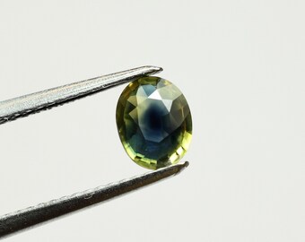 Tricolor sapphire blue green yellow oval 6x5 mm, this transparent corundum weighs 0.81 carat and comes from Africa