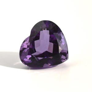 Purple heart amethyst 15 to 14 mm, this large purplish heart stone weighs 11.49 carats and comes from Brazil
