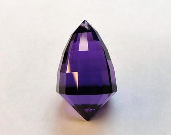 Drilled briolette amethyst from Uruguay, this beautiful amethyst hot air balloon measures 11.4x18.9mm and weighs 12.70 carats.