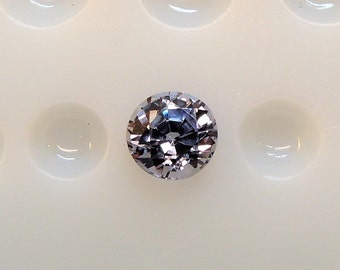 Round pastel blue sapphire 4.4 mm, this pale and transparent gem is crystal clear (IF), this small stone from Sri Lanka weighs 0.47 carat