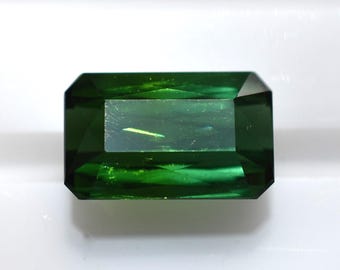 Tourmaline radiant vert conifère, cette pierre rectangulaire vert bleuté saturé pèse 3.13 carats, mesure 10.1x6.5 mm et provient d'Afrique