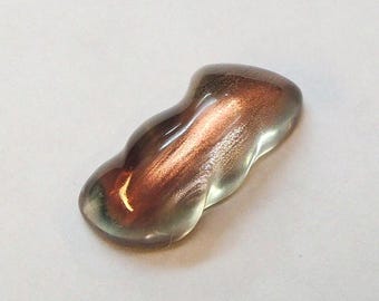 Carved Oregon sunstone, this unique feldspar with a Schiller effect weighs 8.48 carats and measures 8.5x19.5 mm