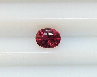 Pequeño rubí ovalado muy rojo, de 3,7x4,7 mm, esta gema transparente pesa 0,40 quilates y procede de África.