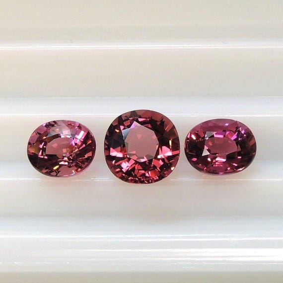 Tourmaline rose framboise, ce trio de gemmes ovales et coussin rose violacé pèse 3.56 carats et provient d'Afrique