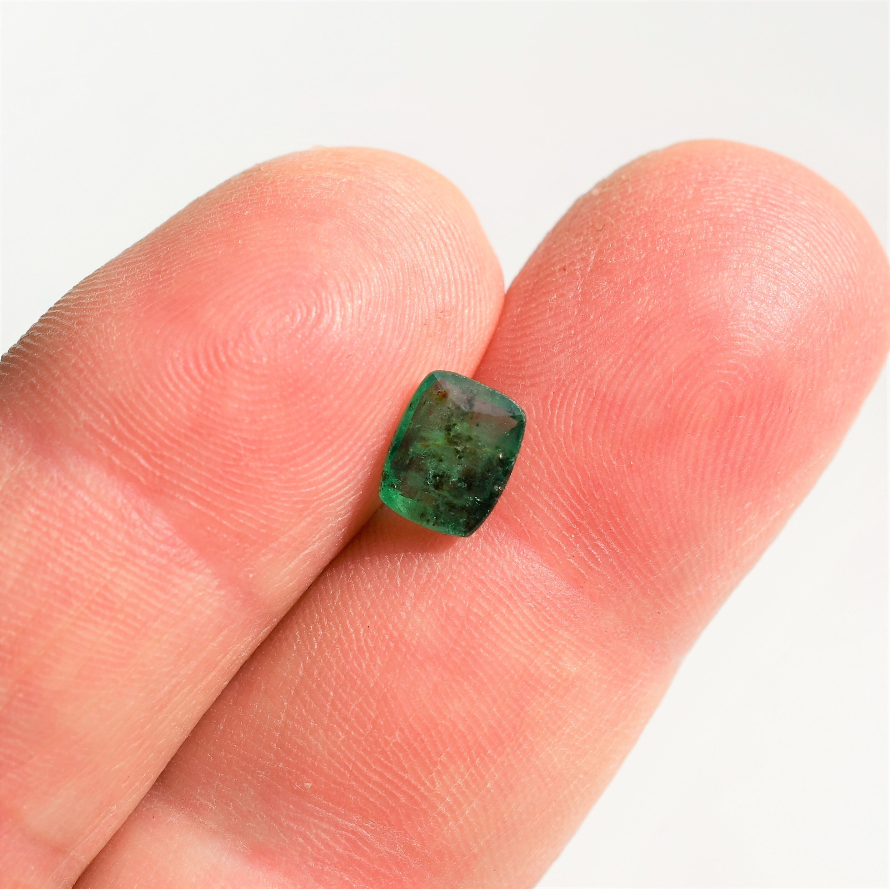 天然未処理のクッション エメラルド 8x6 mm、ガラス質の光沢を持つこの 