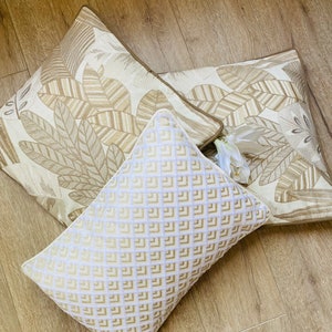 Diseño de hojas bordadas, Tela de algodón, Color beige y marfil, fundas de cojín indo-occidental, 16x16