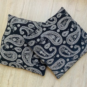 Dunkler Kontrast Paisley-Design, handgefertigte Perlen und Pailletten, Kissenbezüge, moderne ethnische, indo-westliche, silber und graue Farbe, 16x16