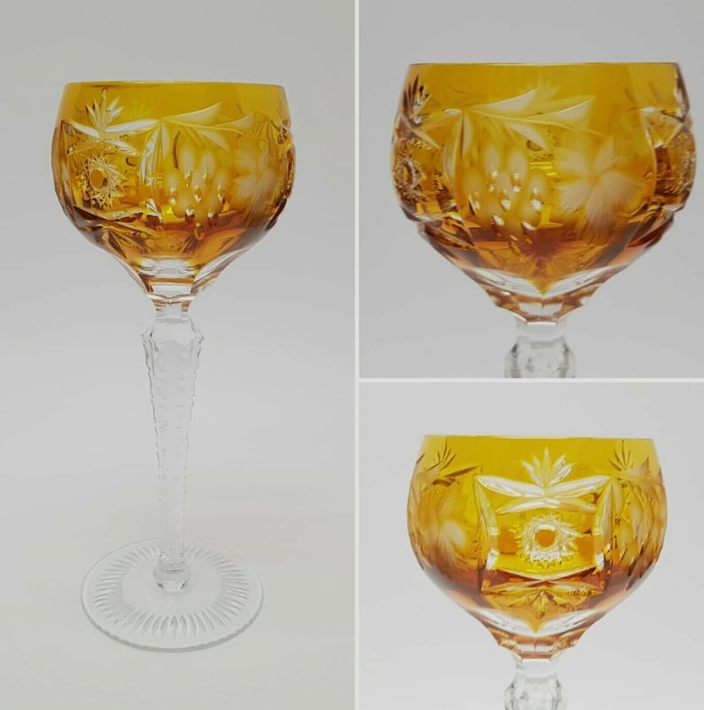 Puede incluir: Un vaso alto de color &aacute;mbar con un tallo y una base transparentes. El vaso est&aacute; grabado con un dise&ntilde;o floral.