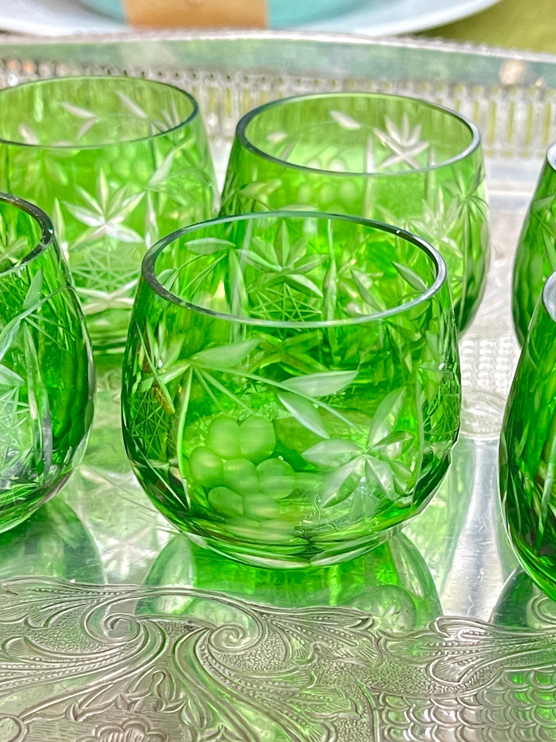 Grüne wassergläser