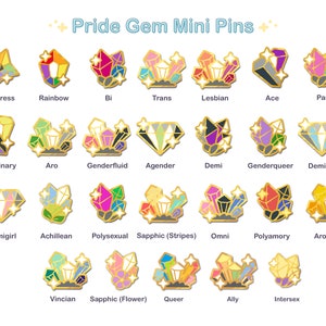 Może przedstawiać: Kolekcja mini przypinek Pride Gem, każda z unikalnym wzorem klejnotu i złotymi akcentami. Przypinki reprezentują różne tożsamości, w tym Progress, Rainbow, Bi, Trans, Lesbian, Ace, Pan, Nonbinary, Aro, Genderfluid, Agender, Demi, Genderqueer, Demiboy, Demigirl, Achillean, Polysexual, Sapphic (Stripes), Omni, Polyamory, Aroace, Vincian, Sapphic (Flower), Queer, Ally i Intersex.