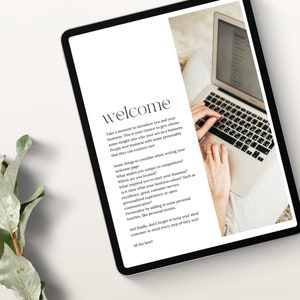 K&ouml;nnte beinhalten: Nahaufnahme eines Laptop-Bildschirms, auf dem eine Willkommensnachricht mit Tipps zum Schreiben einer Willkommensseite f&uuml;r eine Website angezeigt wird. Der Text enth&auml;lt Ratschl&auml;ge, wie Sie Ihr Unternehmen einzigartig machen, Ihren Standort hervorheben und teilen, was Sie dazu inspiriert hat, Ihr Unternehmen zu gr&uuml;nden.