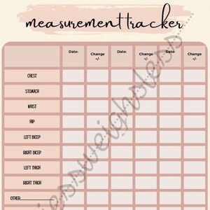 Könnte beinhalten: Ein druckbarer Mess-Tracker mit rosa Hintergrund und weißem Raster. Der Tracker enthält Abschnitte für Brust, Bauch, Taille, Hüfte, linken Bizeps, rechten Bizeps, linken Oberschenkel, rechten Oberschenkel, Sonstiges, Sonstiges, Gesamt und BMI. Es gibt Spalten für Datum und Änderung.