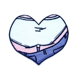 Può includere: Toppa ricamata termoadesiva a forma di cuore. Il cuore è riempito con un'immagine di cartone animato di un torso che indossa una camicia bianca e jeans blu. Lo stomaco della persona è grande e rotondo.