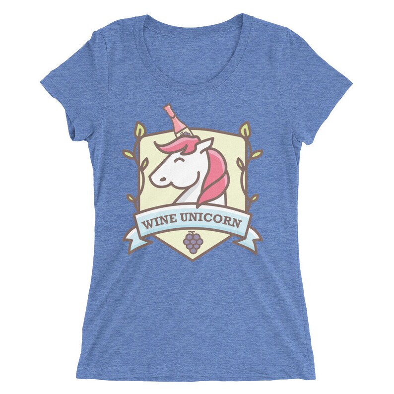 Puede incluir: Una camiseta azul con un gr&aacute;fico de un unicornio con una botella de vino en la cabeza. El gr&aacute;fico est&aacute; dentro de un escudo con vides y el texto "Wine Unicorn".