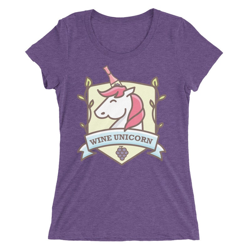 Puede incluir: Camiseta morada para mujer con un gr&aacute;fico de un unicornio con una botella de vino en la cabeza. El gr&aacute;fico est&aacute; dentro de un escudo con el texto "Wine Unicorn".