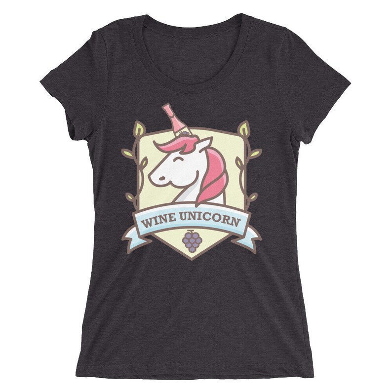 Puede incluir: Una camiseta gris oscuro para mujer con un gr&aacute;fico de un unicornio con una botella de vino en la cabeza. El gr&aacute;fico est&aacute; rodeado de un escudo con el texto "Wine Unicorn".