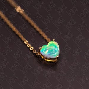 Minimalistische hartvormige Australische massief opaalketting 14k geelgoud