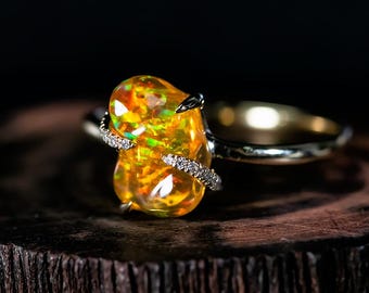 Massieve 14 kt gouden vuuropaal cocktailring met diamanten