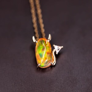 Kocham Cię, Mały Diable - Meksykański Ognisty Opal Diamentowy Wisiorek Naszyjnik 18K Żółte Złoto Obietnica Prezent Trójkątny Diamentowy Ogon