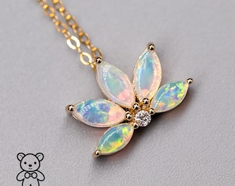 Colar com pingente em opala australiana maciça com design de lírio-d'água e diamantes em ouro amarelo 14K.