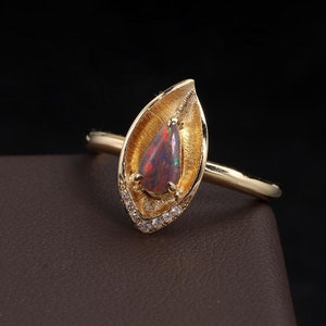The Everleaf -  Australian Black Opal Diamond Engagement Wedding Ring 18K Yellow Gold Promise Ring for Couples Band Rainbow