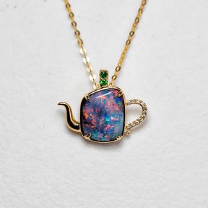 Bule de chá único com opala boulder e diamantes, colar com tsavorita em ouro amarelo 18K.