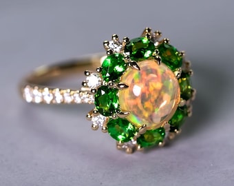 Anello di fidanzamento con opale di fuoco messicano e diamanti Tsavorite in oro giallo 18 carati
