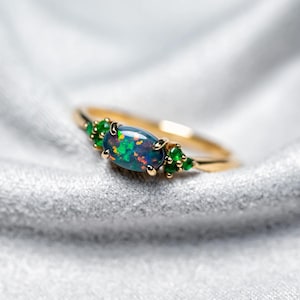 Australische zwarte opaal en smaragd verlovingsring 18 kt geelgoud