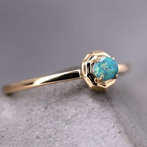 Minimalistische ronde Australische zwarte opaal verlovingstrouwring 18 kt geelgouden trouwring beloftering voor koppels