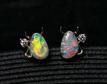 Te amo, pequeño diablillo - Pendientes de botón de oro amarillo de 14 quilates con ópalo macizo australiano y diamantes.
