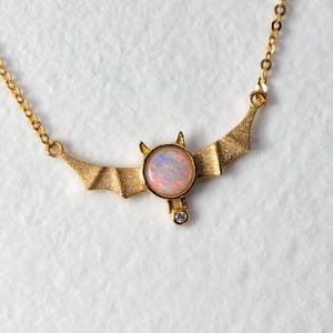 Adorable collar con diseño de murciélago, ópalo macizo australiano y diamantes, oro amarillo de 18 quilates.
