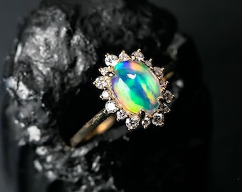 Anel de Noivado com Opala Mexicana Rainbow Ice e Halo de Diamantes em Ouro Amarelo 14K