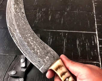 Hand Forged Damascus Steel Hunting Knife: Ram Horn Handle, Leather Sheath