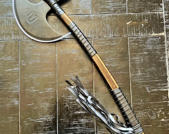 36 cm lange Turgut Alp Axt aus der Hitserie Resurrection Ertugrul. Aktuell verwendbare Axt wird mit einem Wanddisplayhalter geliefert.