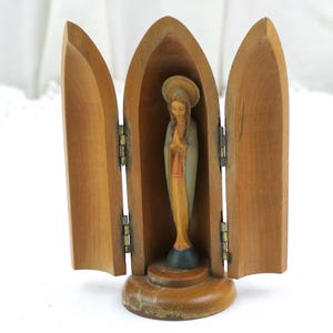 Pequeno altar vintage de madeira com tríptico da Virgem Maria, altar devocional católico dobrável retrô pintado à mão, cápsula turística cristã