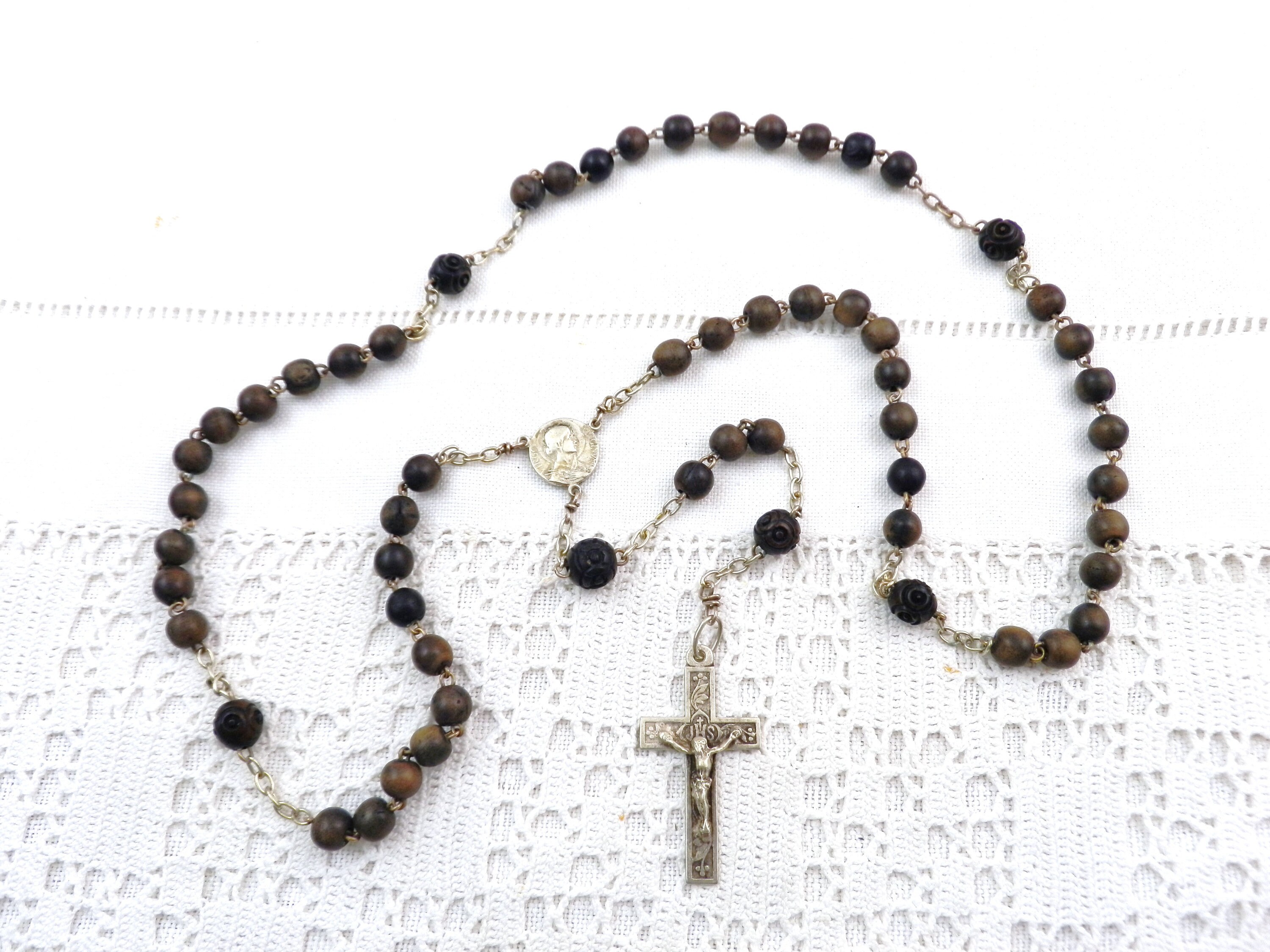 Français de Pierre Polie Vintage et Rosaire Perlé en Bois Sculpté avec Croix Métal Couleur Argentée,