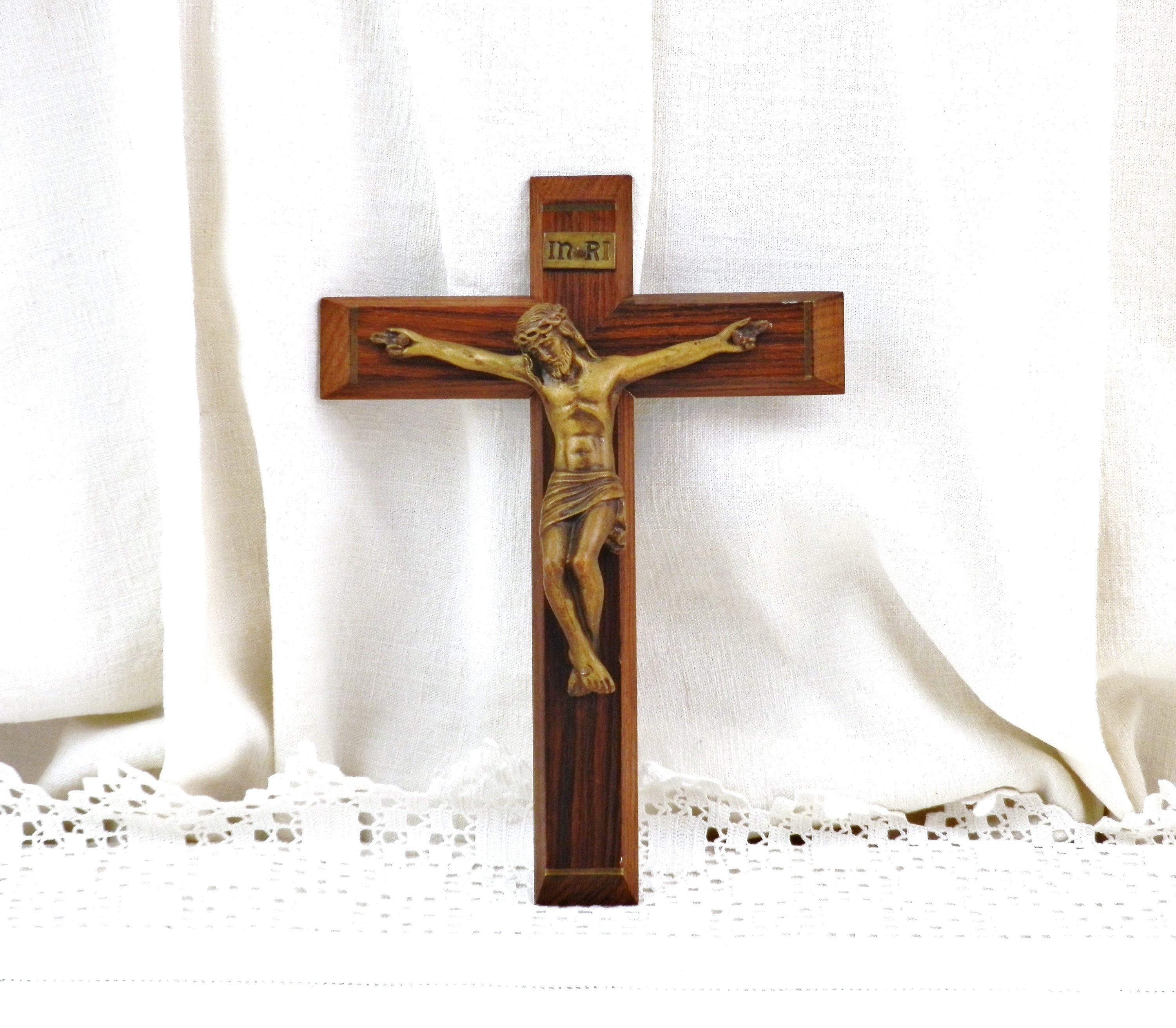 Français Millésime Mid Century Bronze & Walnut Wood Wall Hanging Crucifix, Rétro Jesus On The Cross