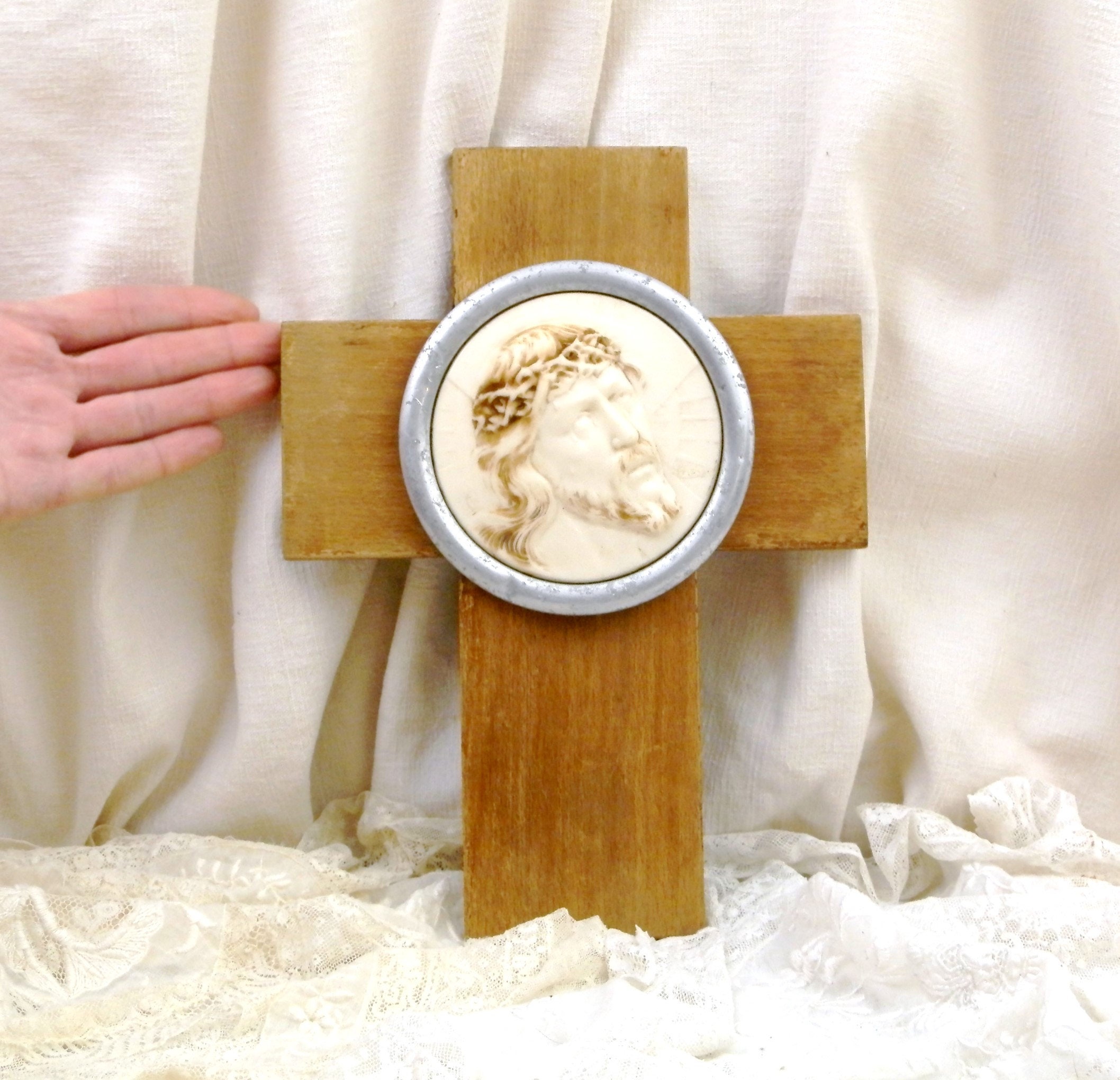 Crucifix de Tenture Murale Vintage Français Des Années 1940 en Bois avec Rond Blanc Bakélite Jésus M