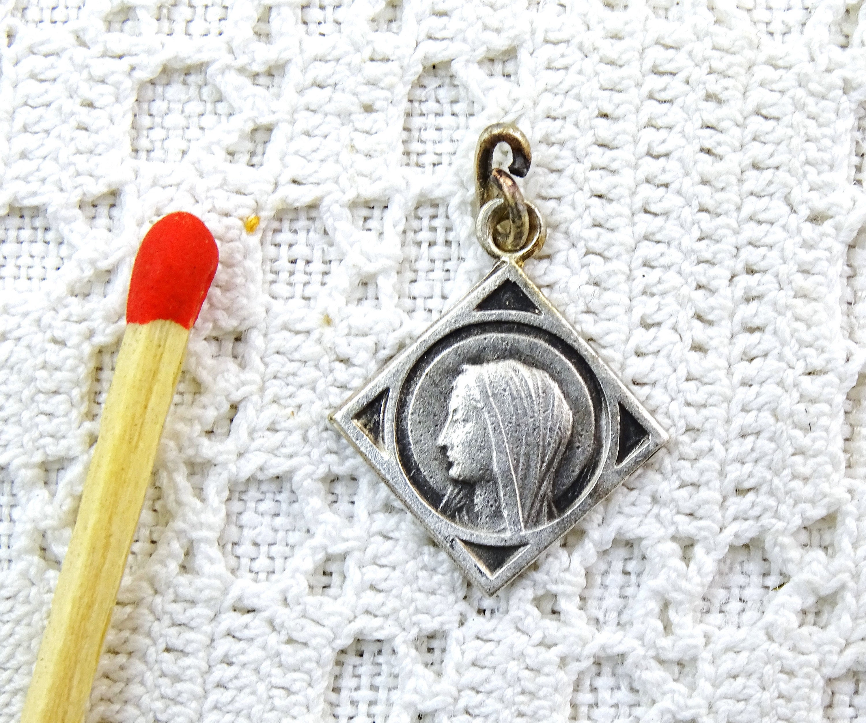 Petite Français Vintage Diamond Shaped Saints Medal avec Profil Vierge Marie et Notre-Dame de Lourde