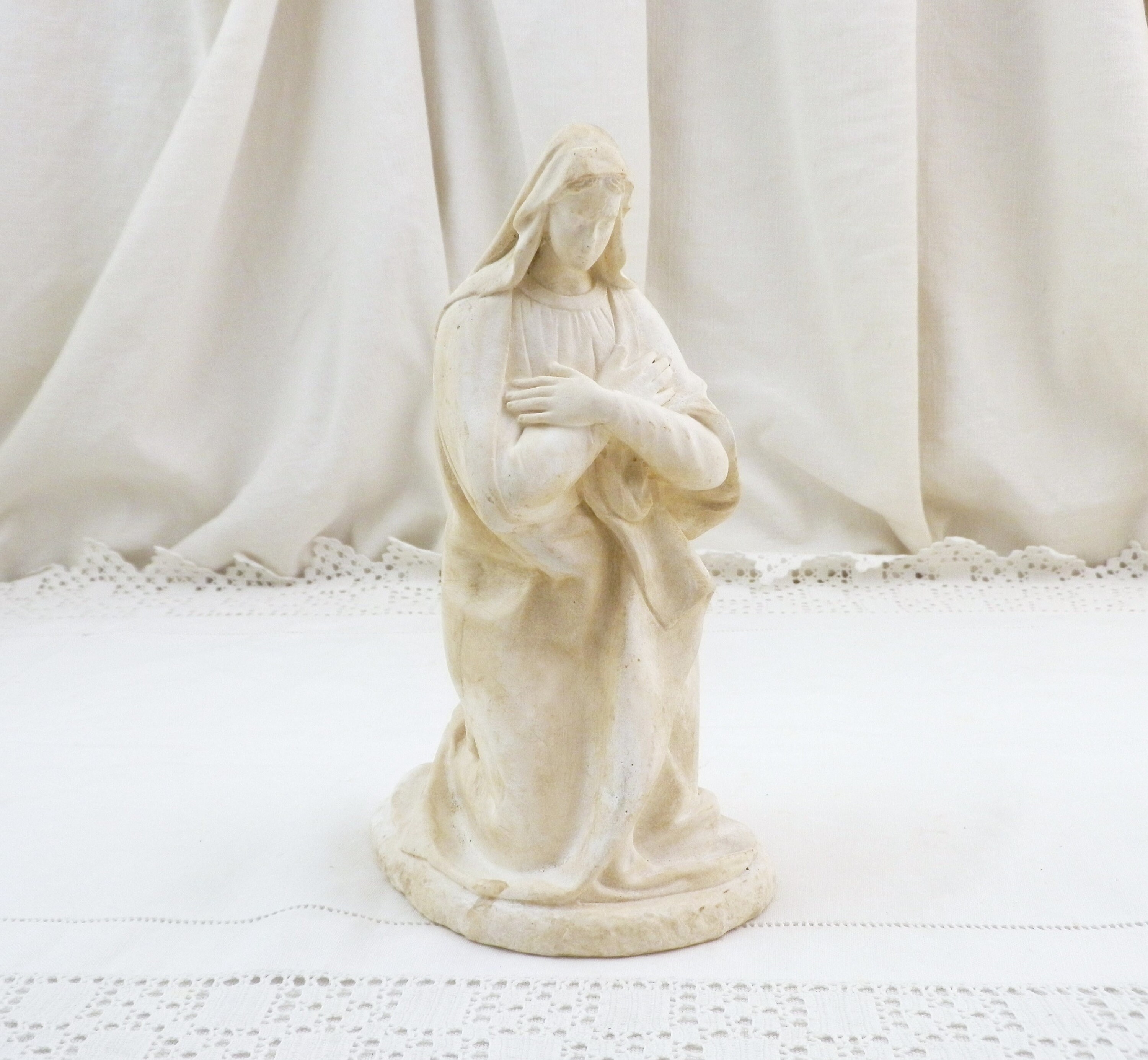 Français Statue Antique de Chalkware La Vierge Religieuse à Genoux Marie en Blanc, Plâtre Rétro Figu