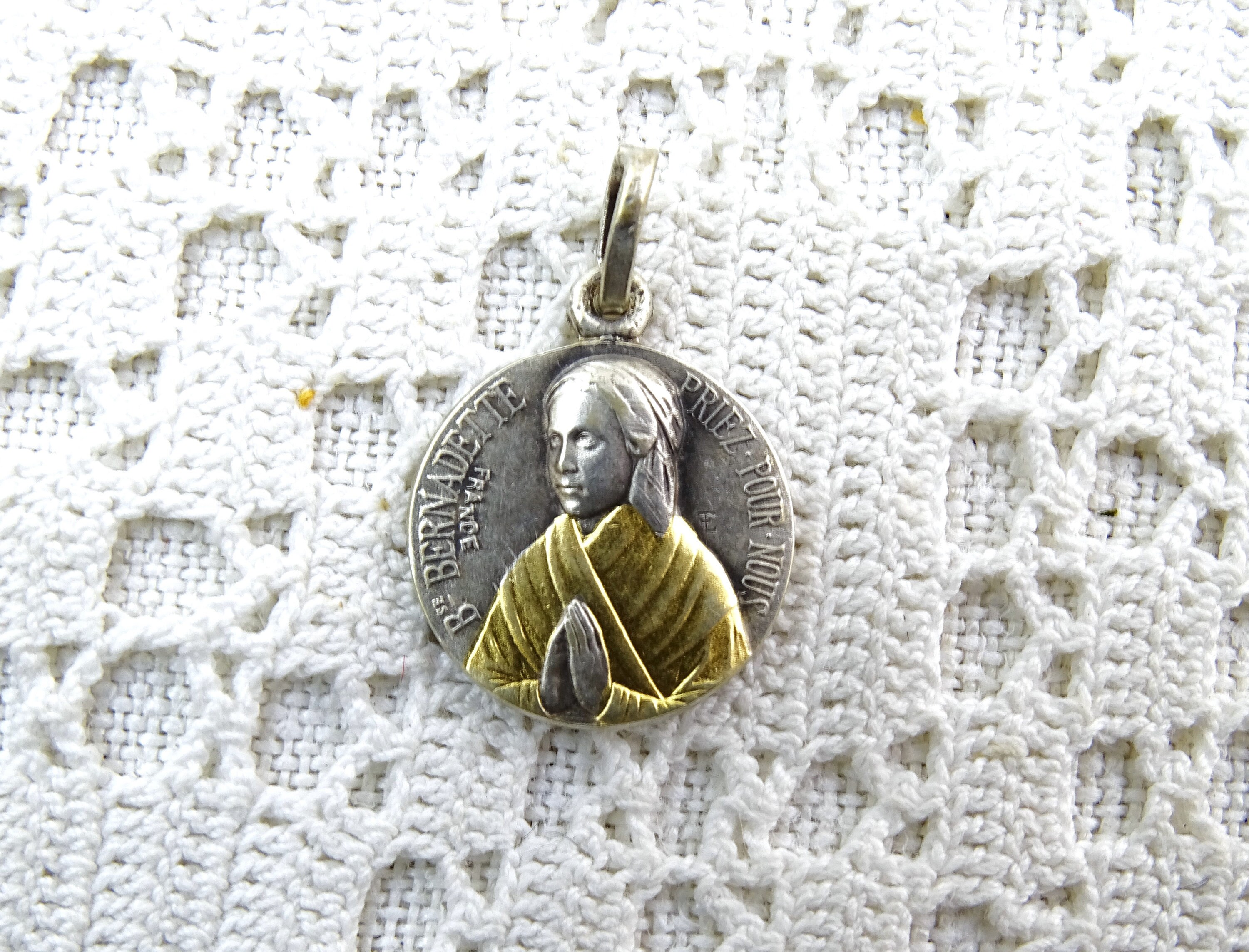 Tour Français Vintage Médaille Religieuse avec Sainte Bernadette de Lourdes en Plaque d'argent et d'