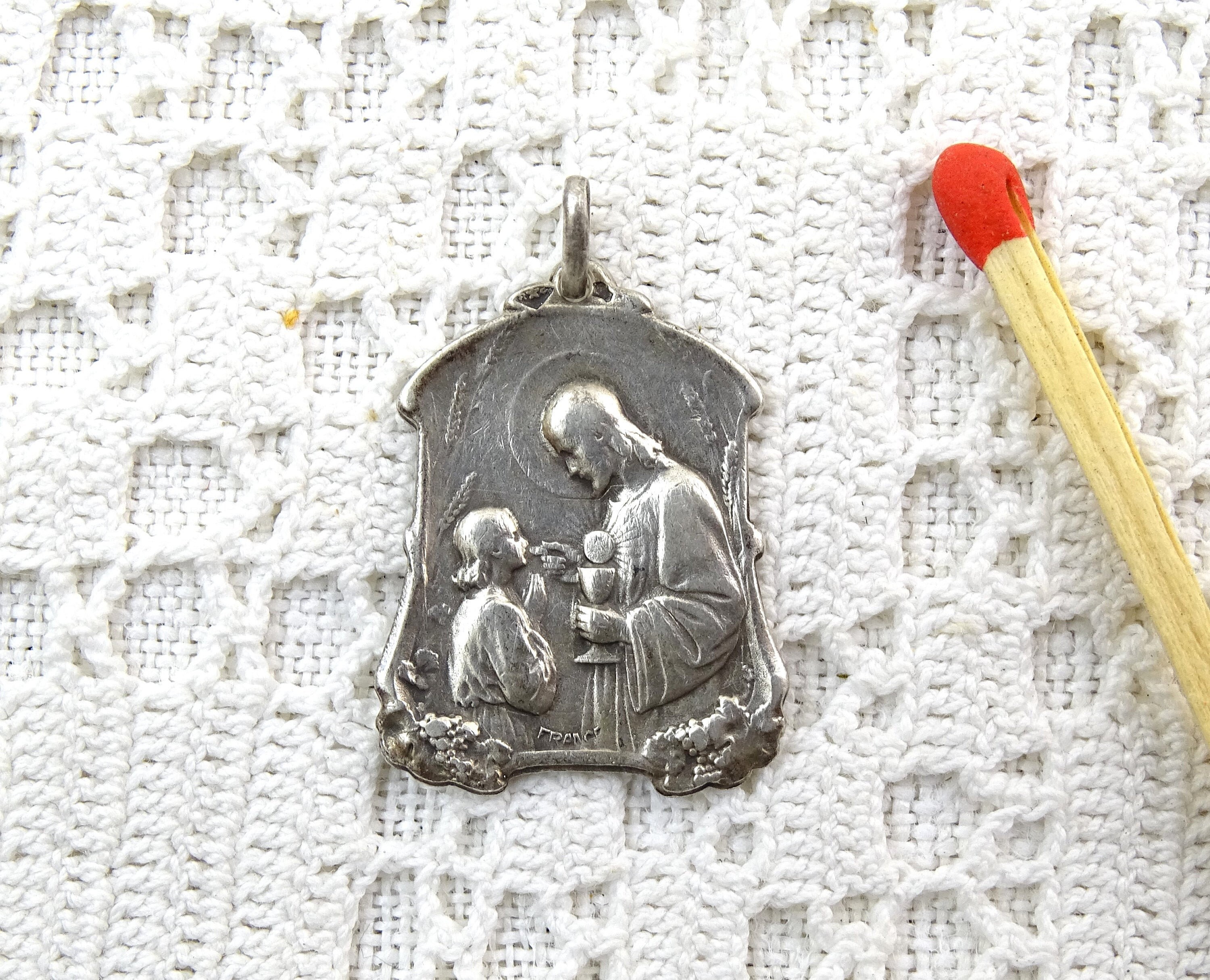 Français Pendentif Religieux Antique d'alliage d'argent avec Jésus Donnant La Sainte Communion, Bijo