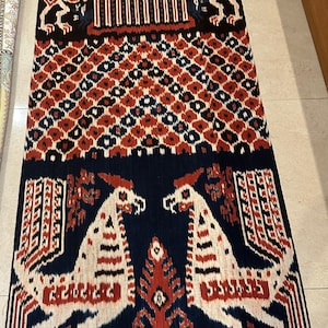 Sarong/scialle ikat a pannello assiale da East Sumba, realizzato in cotone organico superbamente fine, tessuto a mano su telaio, circa 2019, 195 cmX65 cm
