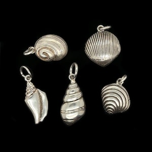 Colgantes de plata esterlina hechos a mano con forma de concha marina y parte posterior plana.